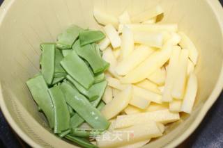 土豆焖油豆角的做法步骤：1