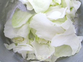[花样包菜]---沙茶酱炒包菜的做法步骤：1