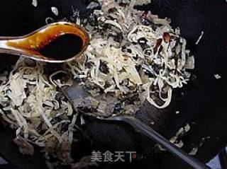 咸菜炒百叶的做法步骤：7