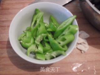 青椒炒茄子的做法步骤：1
