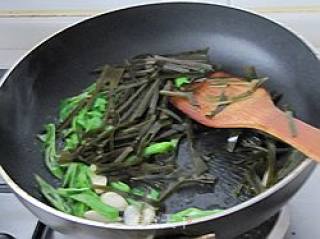 炒饺子皮的做法步骤：5