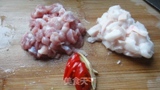 手撕蒜薹炒肉的做法步骤：2