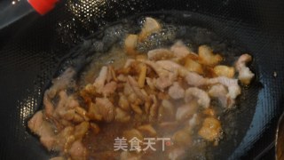 手撕蒜薹炒肉的做法步骤：6