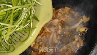 手撕蒜薹炒肉的做法步骤：7