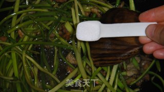 手撕蒜薹炒肉的做法步骤：8