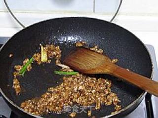 芹菜牛肉炒饭的做法步骤：4