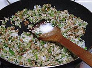 芹菜牛肉炒饭的做法步骤：9