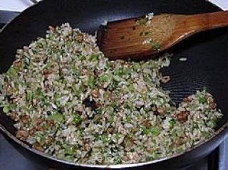 芹菜牛肉炒饭的做法步骤：10