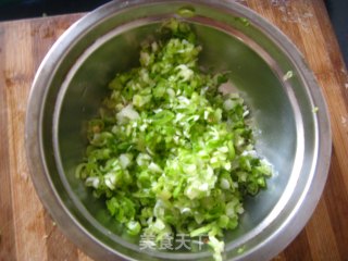 椒香葱油饼的做法步骤：2