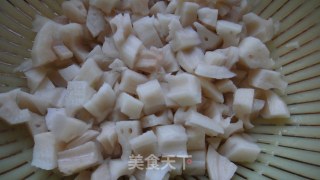 双椒藕丁的做法步骤：1
