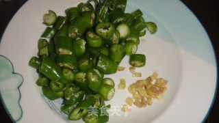 双椒藕丁的做法步骤：2