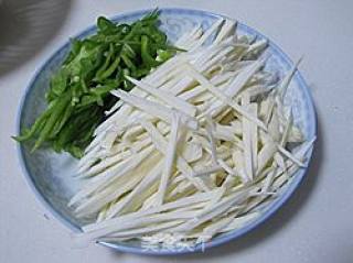 茭白炒肉丝的做法步骤：2