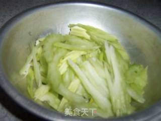 西芹百合的做法步骤：1