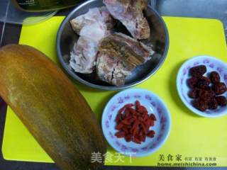 家常煲汤@@老黄瓜炖烧肉骨的做法步骤：1