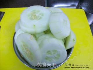家常煲汤@@老黄瓜炖烧肉骨的做法步骤：2
