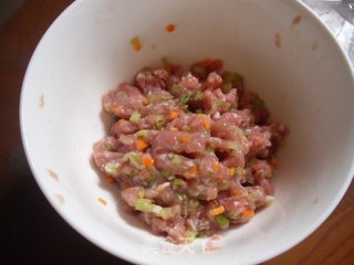 金针菇狮子头的做法步骤：1
