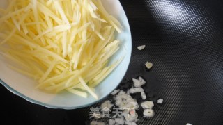 土豆炒香干的做法步骤：8