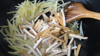 土豆炒香干的做法步骤：9