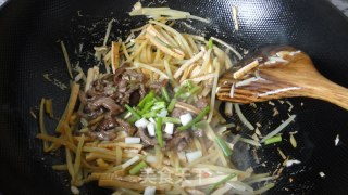 土豆炒香干的做法步骤：11