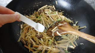 土豆炒香干的做法步骤：12