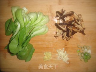 香菇油菜的做法步骤：1