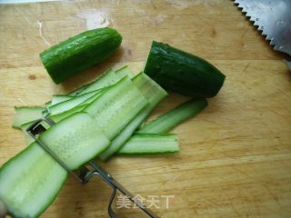 美容，减肥兼美食的――炝黄瓜片的做法步骤：1