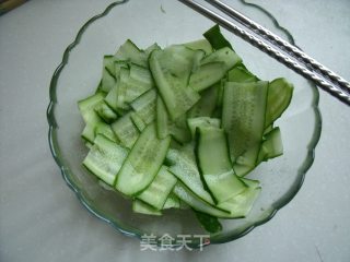 美容，减肥兼美食的――炝黄瓜片的做法步骤：2