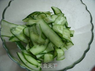 美容，减肥兼美食的――炝黄瓜片的做法步骤：3