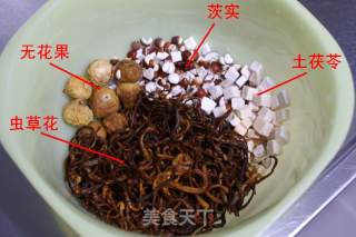 茨实土茯苓虫草花汤的做法步骤：1
