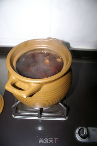 茨实土茯苓虫草花汤的做法步骤：2