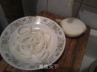 炸洋葱圈——自创新式的做法步骤：1