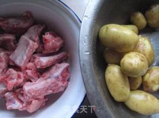 土豆炖排骨的做法步骤：1