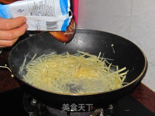 土豆丝卷饼的做法步骤：11