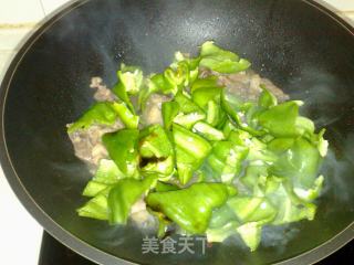 【平淡的幸福】辣椒炒肉的做法步骤：4