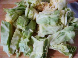【花样包菜】--回锅排骨包菜的做法步骤：1
