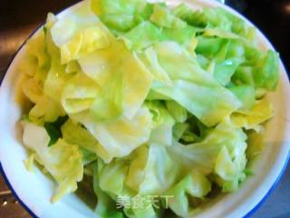 【花样包菜】--回锅排骨包菜的做法步骤：2