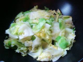 【花样包菜】--回锅排骨包菜的做法步骤：4