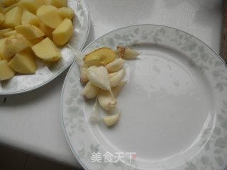 蒜仔鸡肉烧小土豆的做法步骤：2