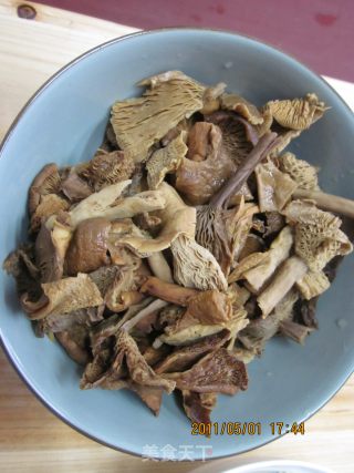 五花肉炒野干菌的做法步骤：1