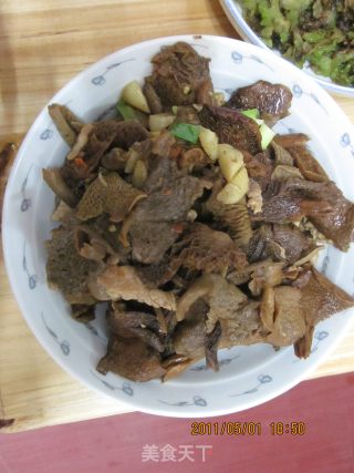 五花肉炒野干菌的做法步骤：5
