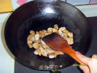 尖椒炒肥肠的做法步骤：2