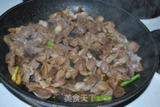 辣白菜炒鸡胗的做法步骤：6