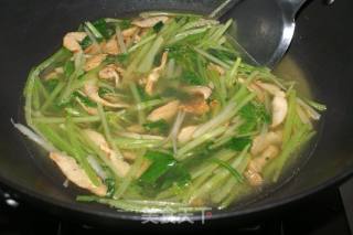 鸡柳香芹汤河粉的做法步骤：5