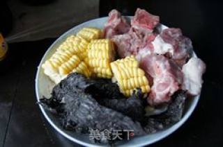 我喜欢的--紫菜玉米排骨汤的做法步骤：1
