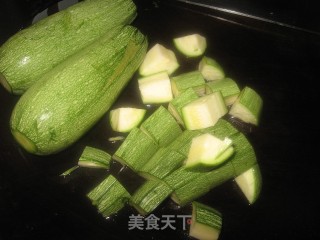 西葫芦虾皮炒蘑菇的做法步骤：1