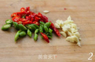 家常菜也要注重色彩搭配 双椒煎边鱼的做法步骤：2