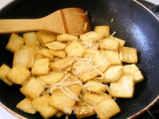 老干妈炒豆腐，家常风味~的做法步骤：7