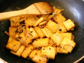 老干妈炒豆腐，家常风味~的做法步骤：8