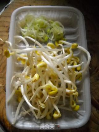 营养早餐之紫菜豆芽饼的做法步骤：2