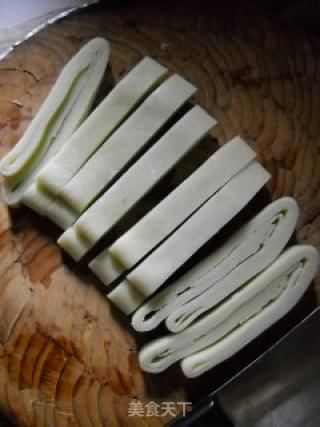 腊肉枯炒豆丝的做法步骤：2